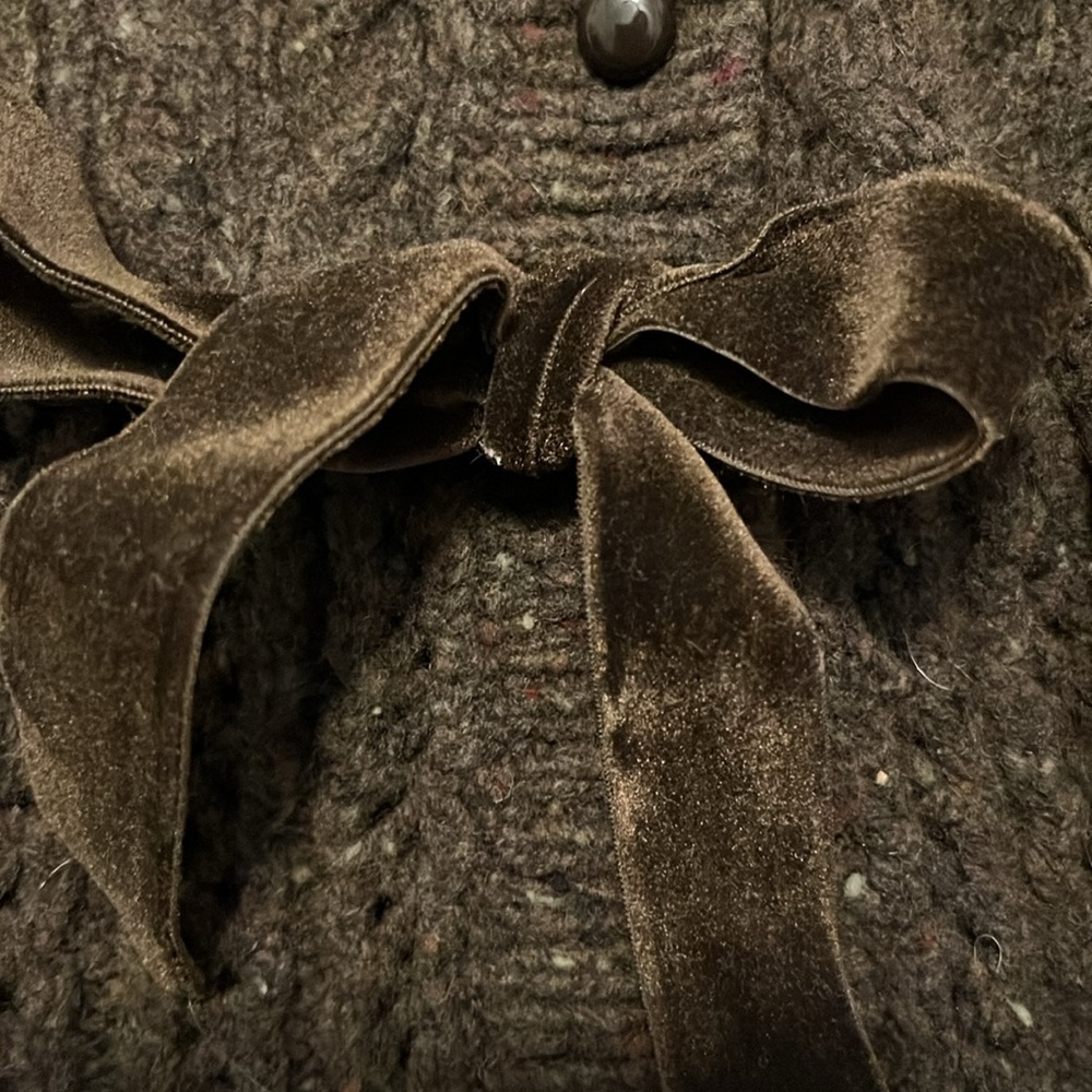Olive green sweater with velvet tie, size medium - Picture 3 of 7